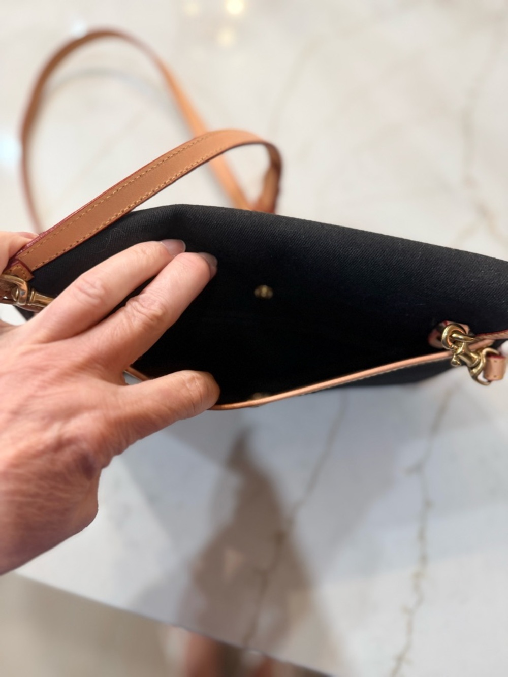 Dooney & Burke Canvas Envelope style cross body bag - Picture 3 of 6